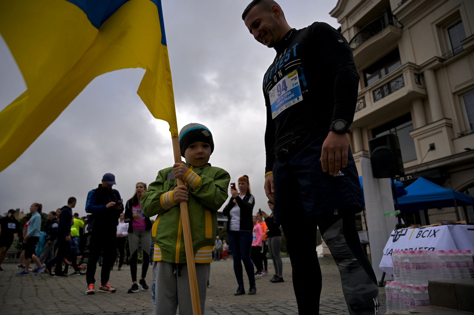«Біжу не сам, біжу з героєм», — до Всеукраїнського забігу «Шаную воїнів, біжу за Героїв України» долучилося майже 150 закарпатців