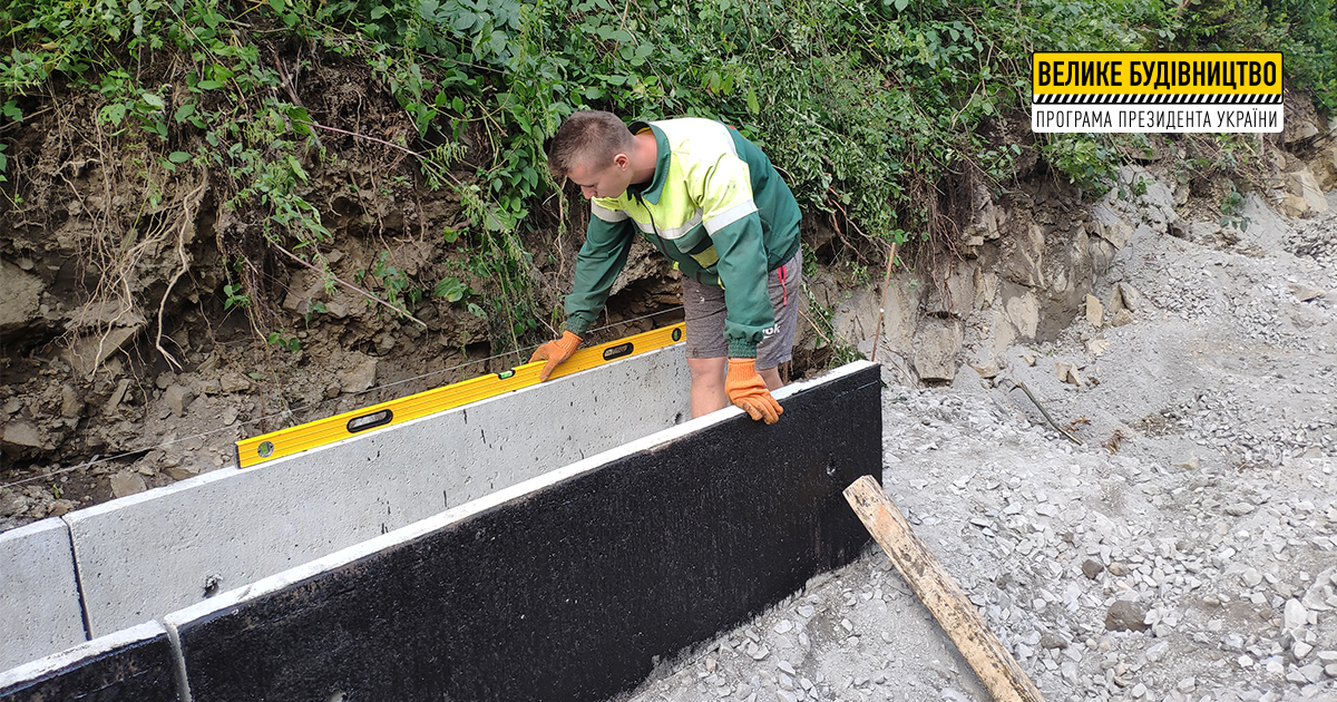 У межах ремонту дороги в Нижньому Бистрому встановлюють водостічні лотки