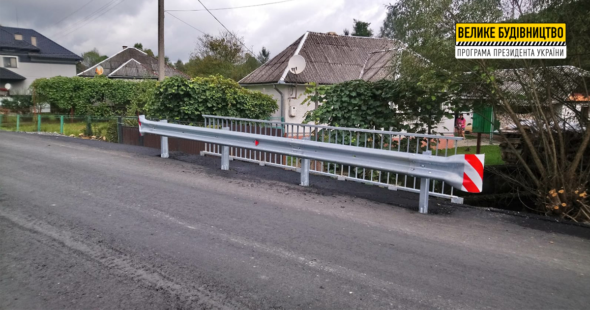 На двох мостах у с. Павлово встановлюють бар'єрне та перильне огородження