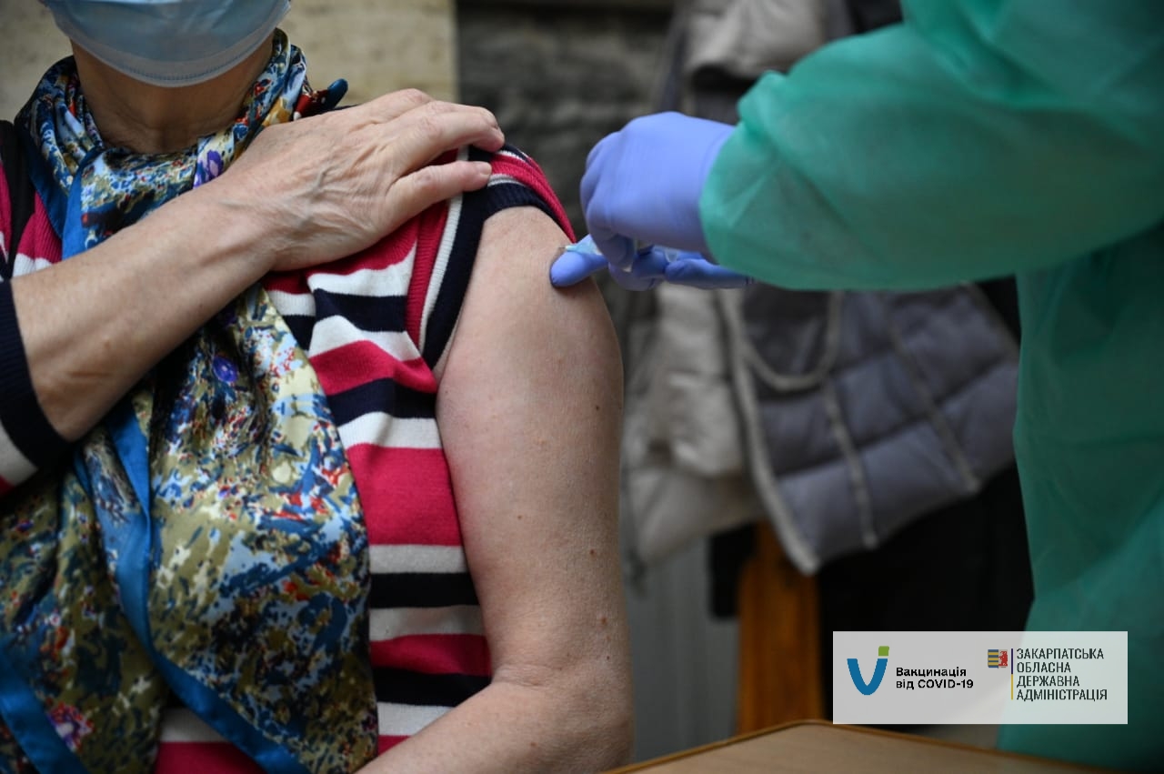 "Багато моїх знайомих перехворіло коронавірусом. На жаль, кільком із них не вдалося перебороти недугу", - 68-річна Людмила Шолом про важливість вакцинації людей старшого віку (ФОТО)