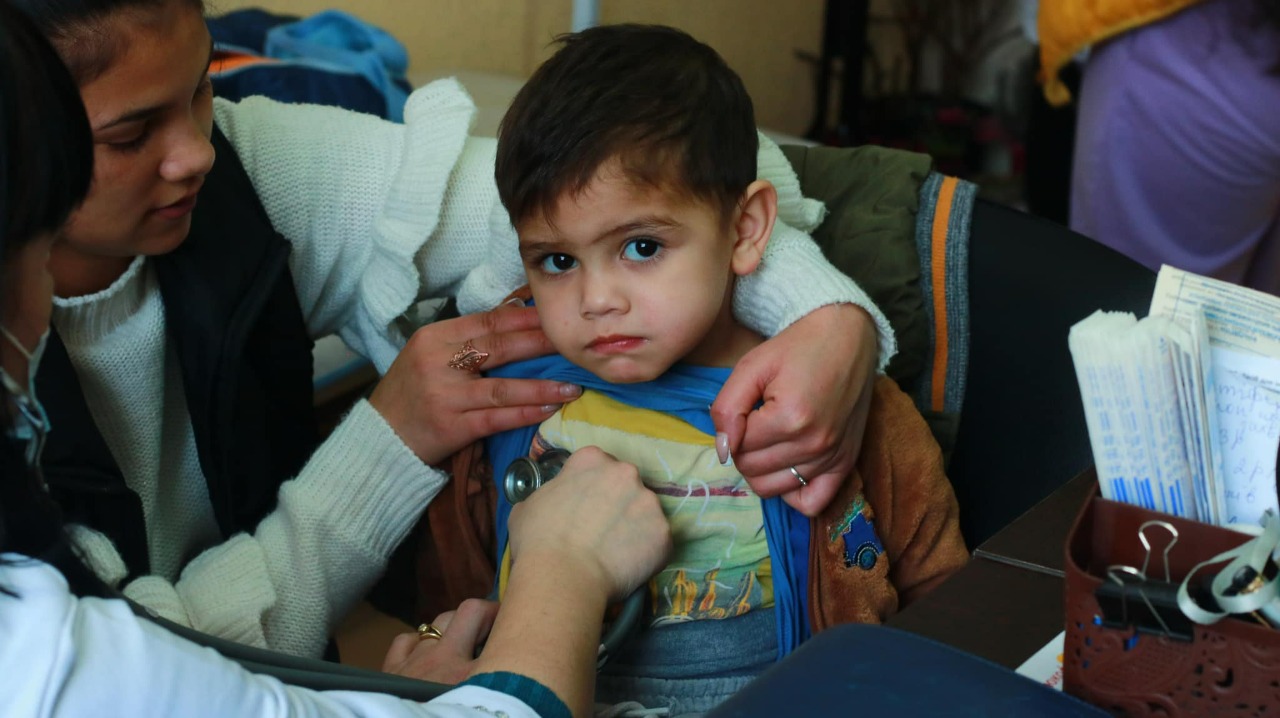 На Закарпатті мобільні бригади продовжують вакцинувати ромських дітей проти інфекційних захворювань.