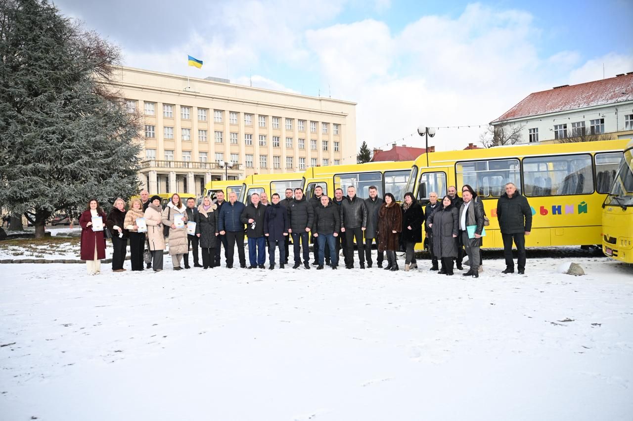 Громади Закарпаття отримали ще 9 нових шкільних автобусів