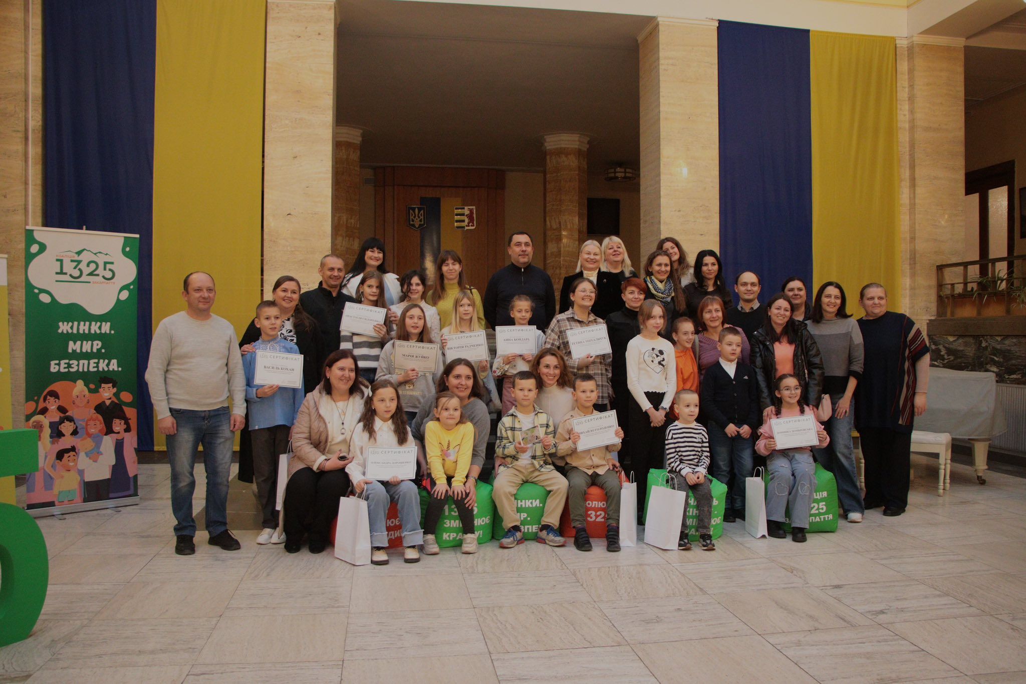 В атріумі ОВА відзначили переможців конкурсу «Листівка миру»