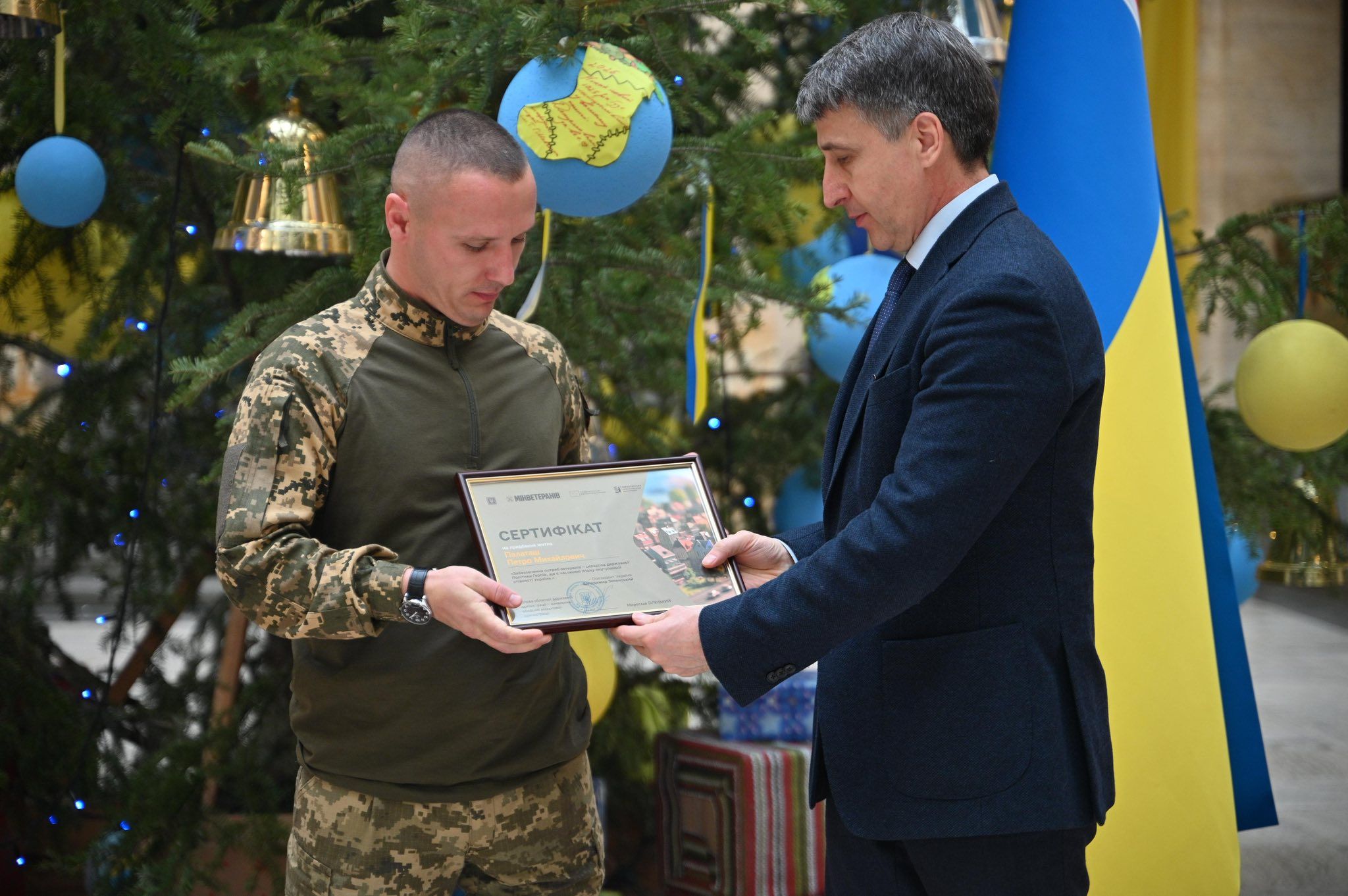Мирослав Білецький вручив сертифікати на житло 11 родинам захисників