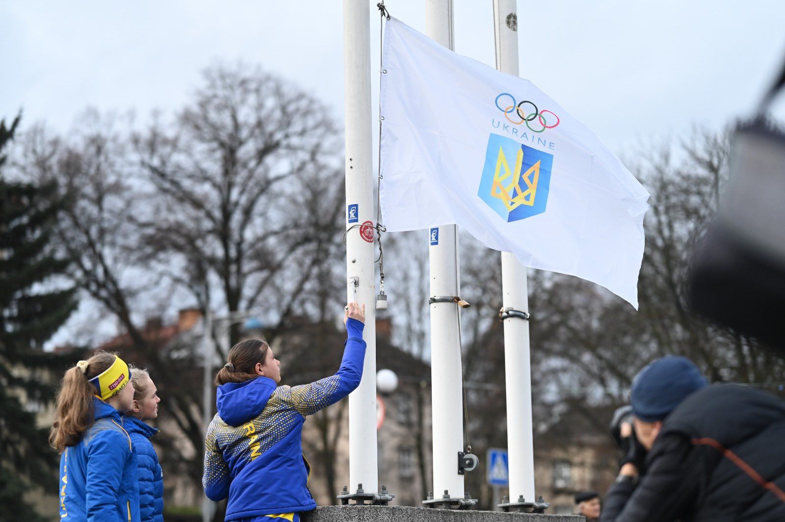 В Ужгороді підняли олімпійський прапор з нагоди відкриття Зимових Олімпійських ігор-2026 в Італії