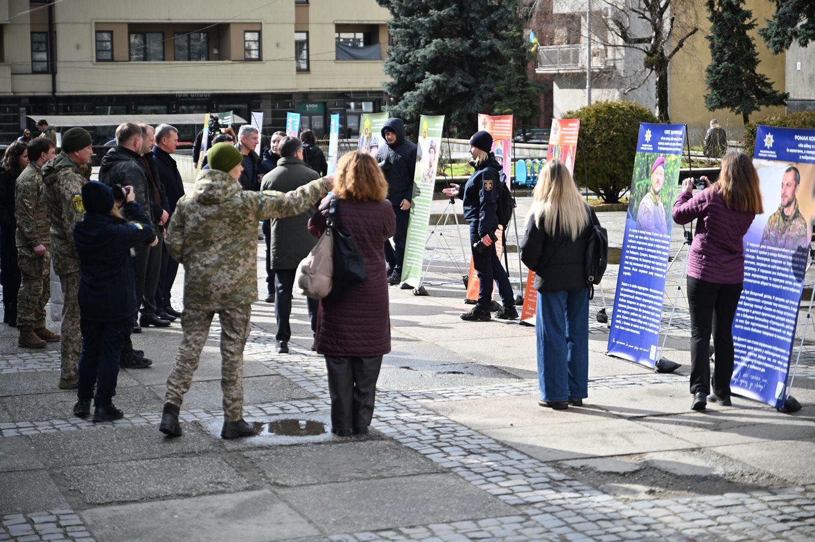 В Ужгороді відкрили фотовиставку «Обличчя незламності»