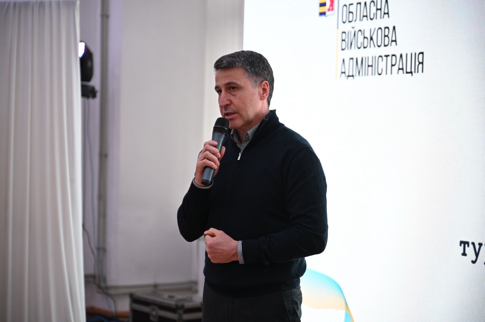Мистецтво, що зцілює: в Ужгороді презентували картину, створену спільно з родинами полеглих Героїв