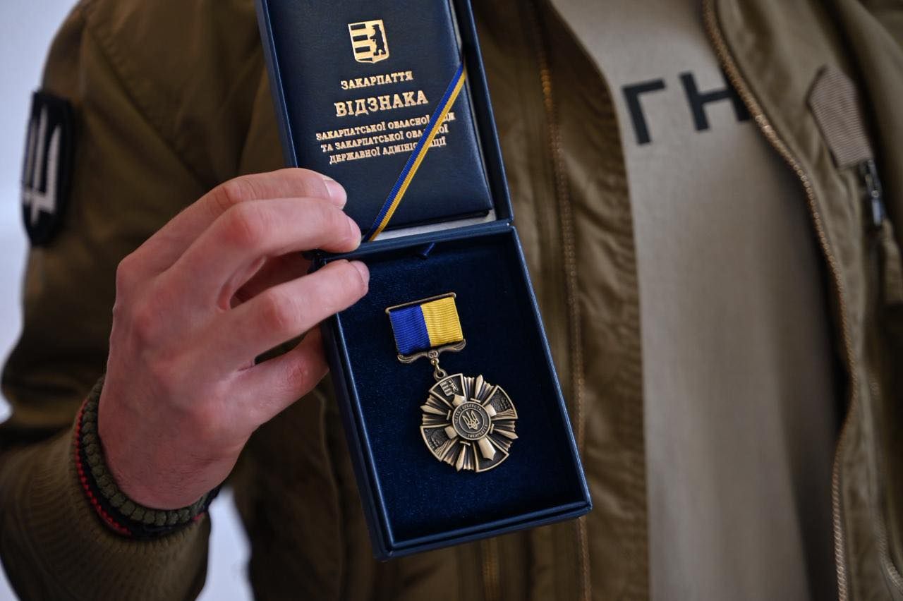 Бійця спецпідрозділу «Стугна» відзначили нагрудним знаком «Честь і доблесть Закарпаття»