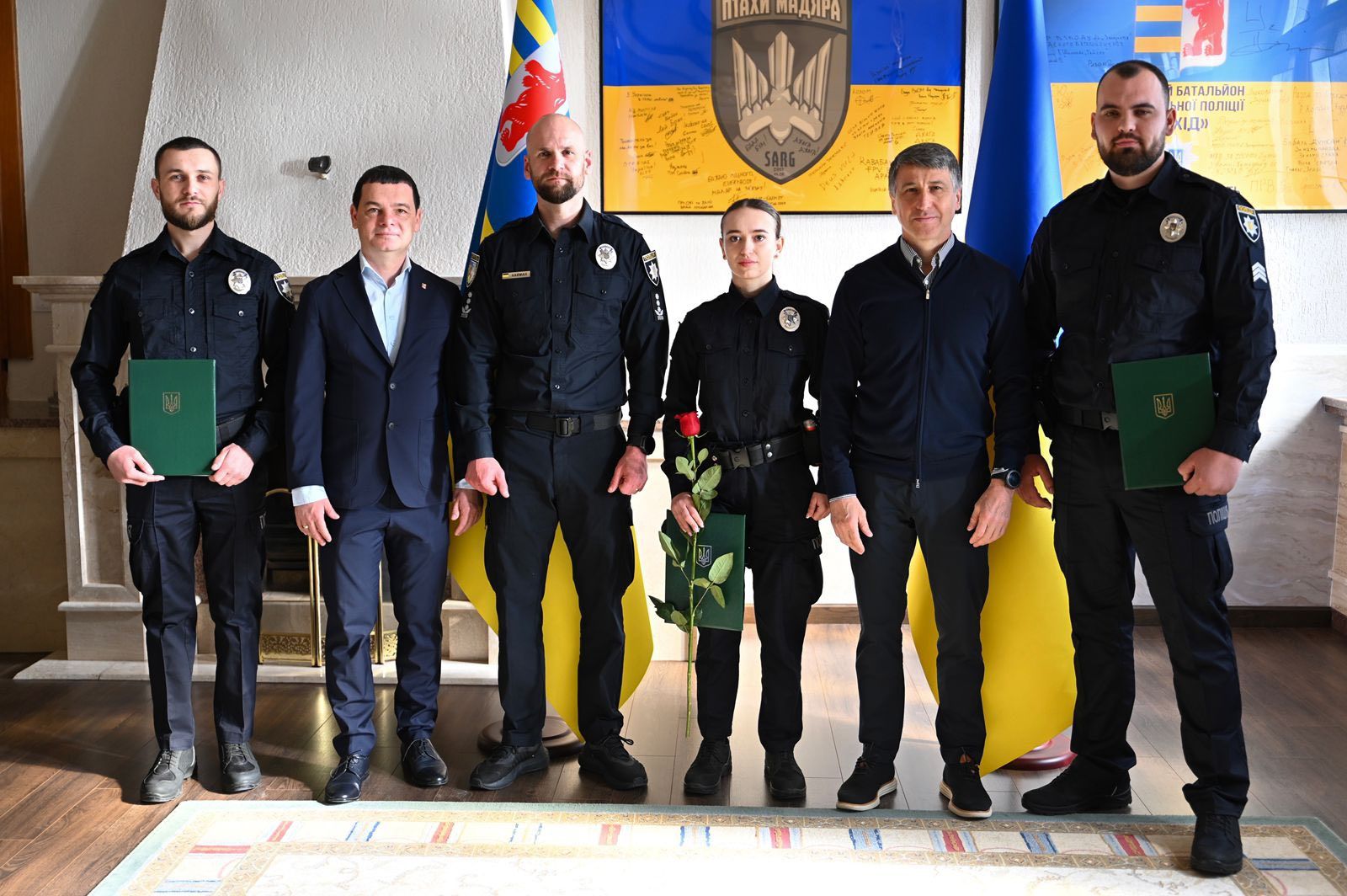 Керівництво області відзначило патрульних за затримання озброєного школяра в Чопі