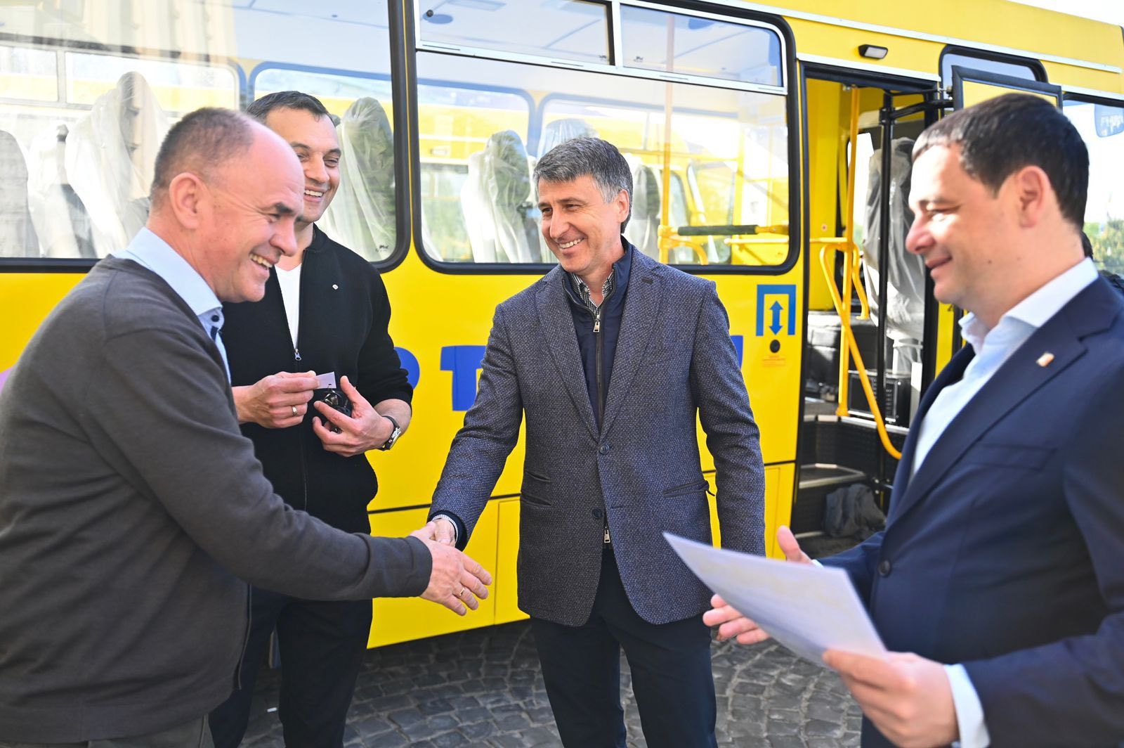 Школи Чопа та Хуста отримали нові інклюзивні автобуси
