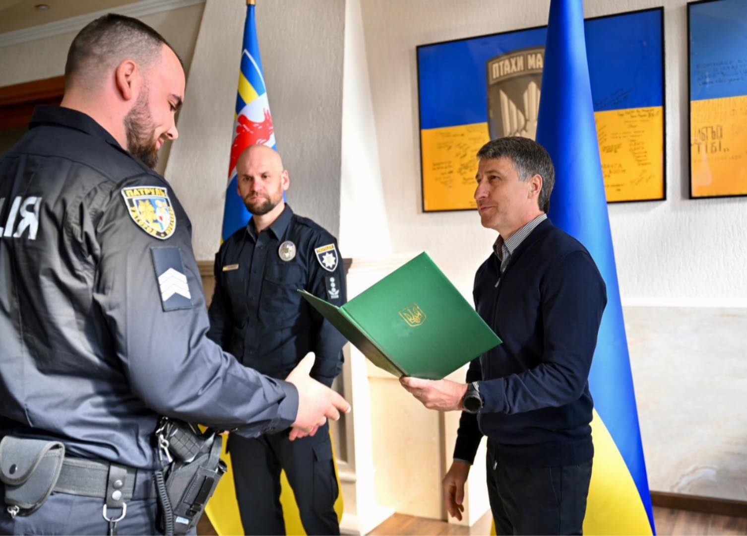 Керівництво області відзначило патрульних за затримання озброєного школяра в Чопі