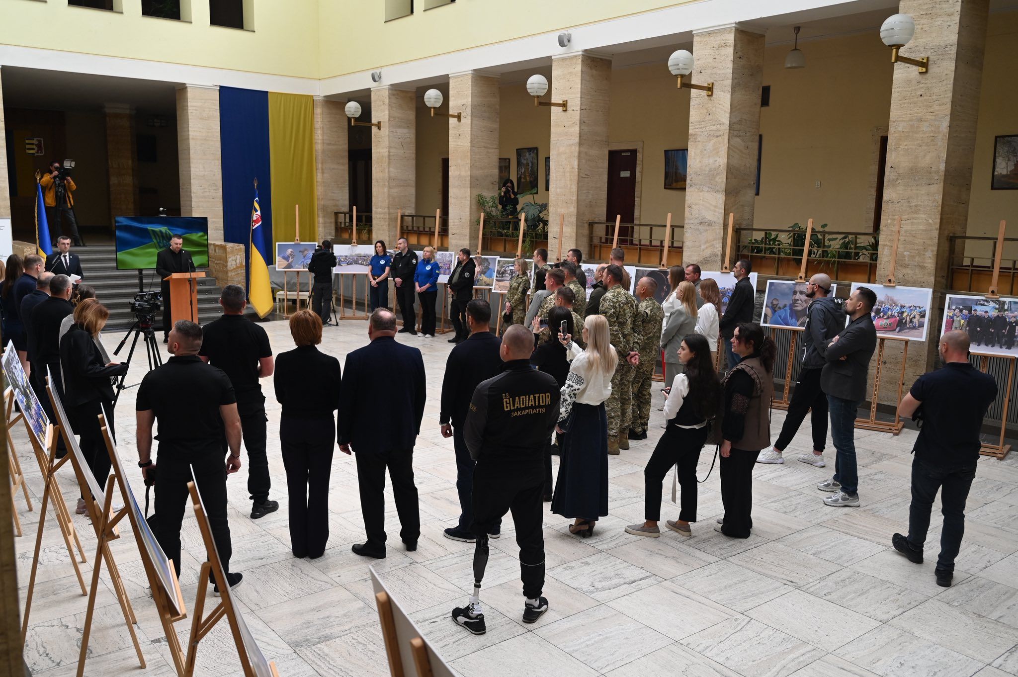 В атріумі ОВА відкрили фотовиставку «Разом заради повернення»
