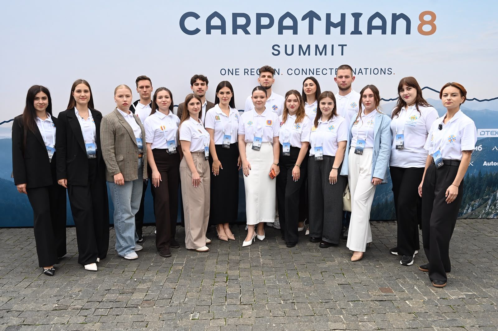 Молодь Закарпаття взяла участь у зустрічі Президента України з представниками країн Карпатської вісімки