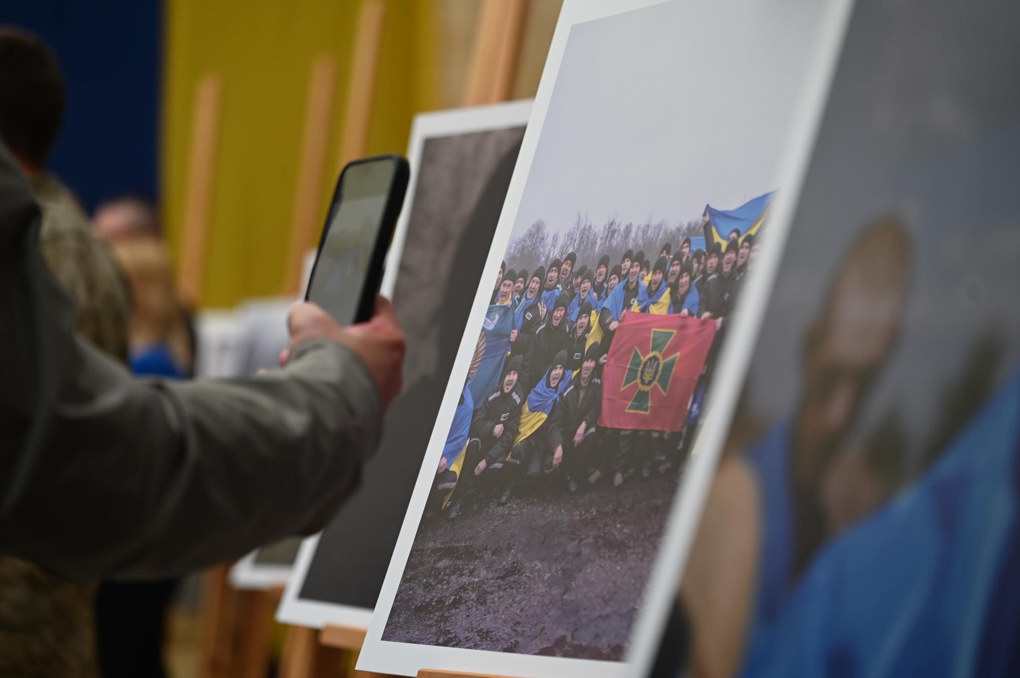В атріумі ОВА відкрили фотовиставку «Разом заради повернення»