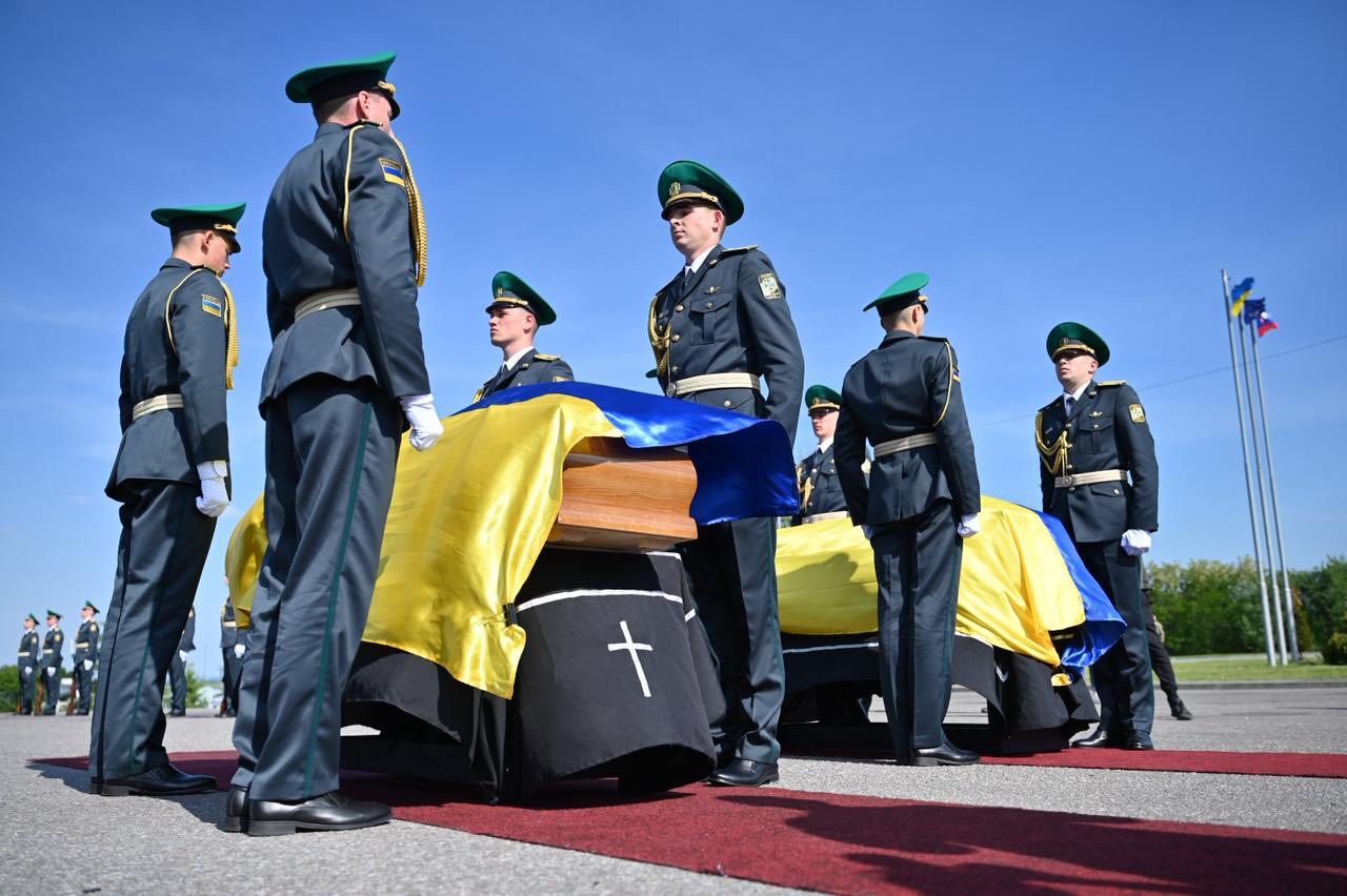 На Закарпатті зустріли прах лідера ОУН Андрія Мельника та його дружини
