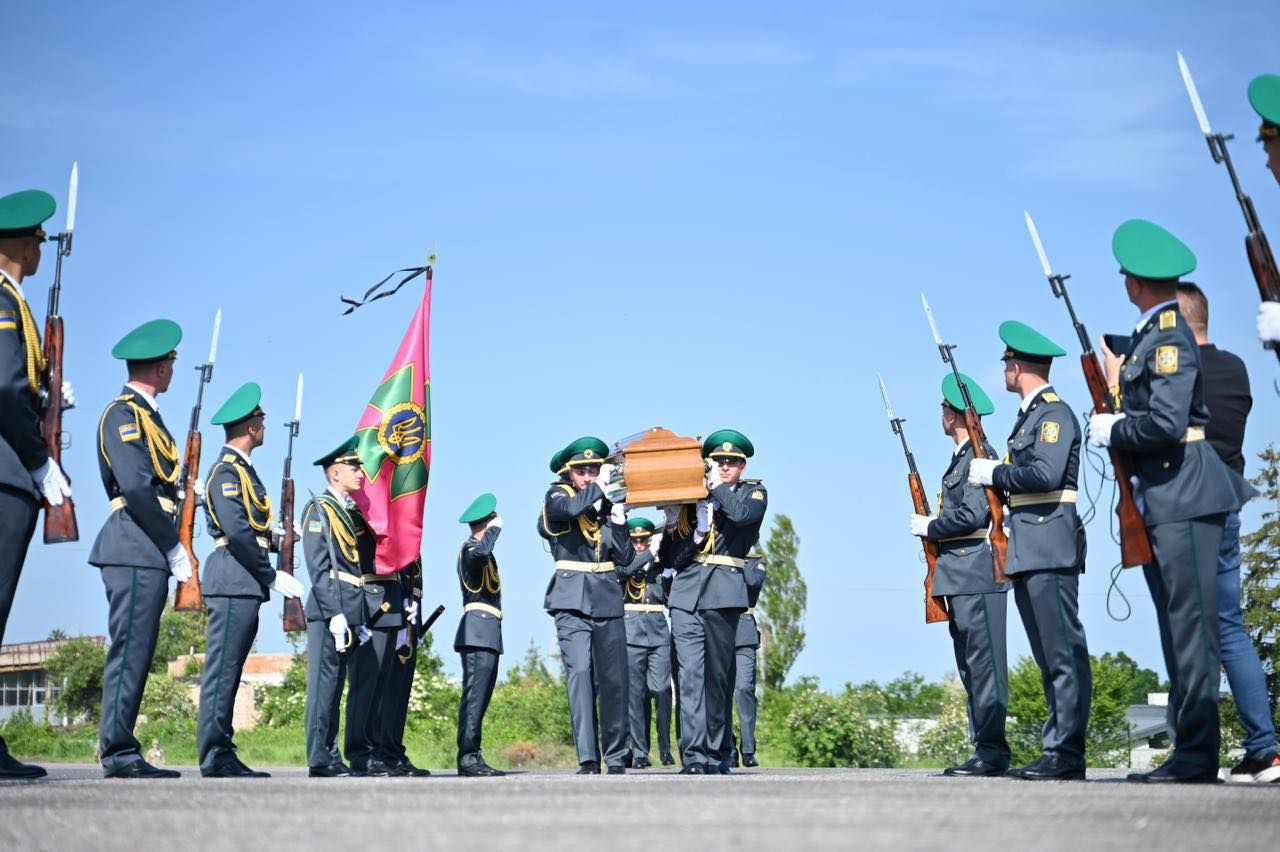 На Закарпатті зустріли прах лідера ОУН Андрія Мельника та його дружини