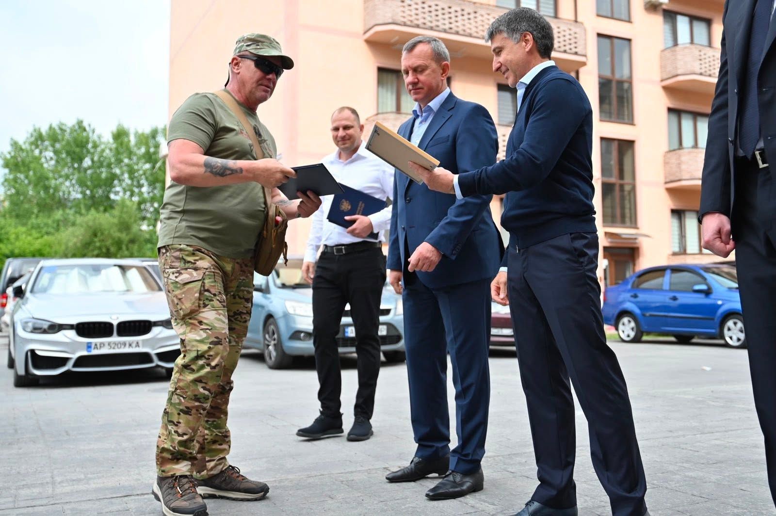 В Ужгороді ветеранам та дружині полеглого Героя передали ключі від п'яти нових квартир