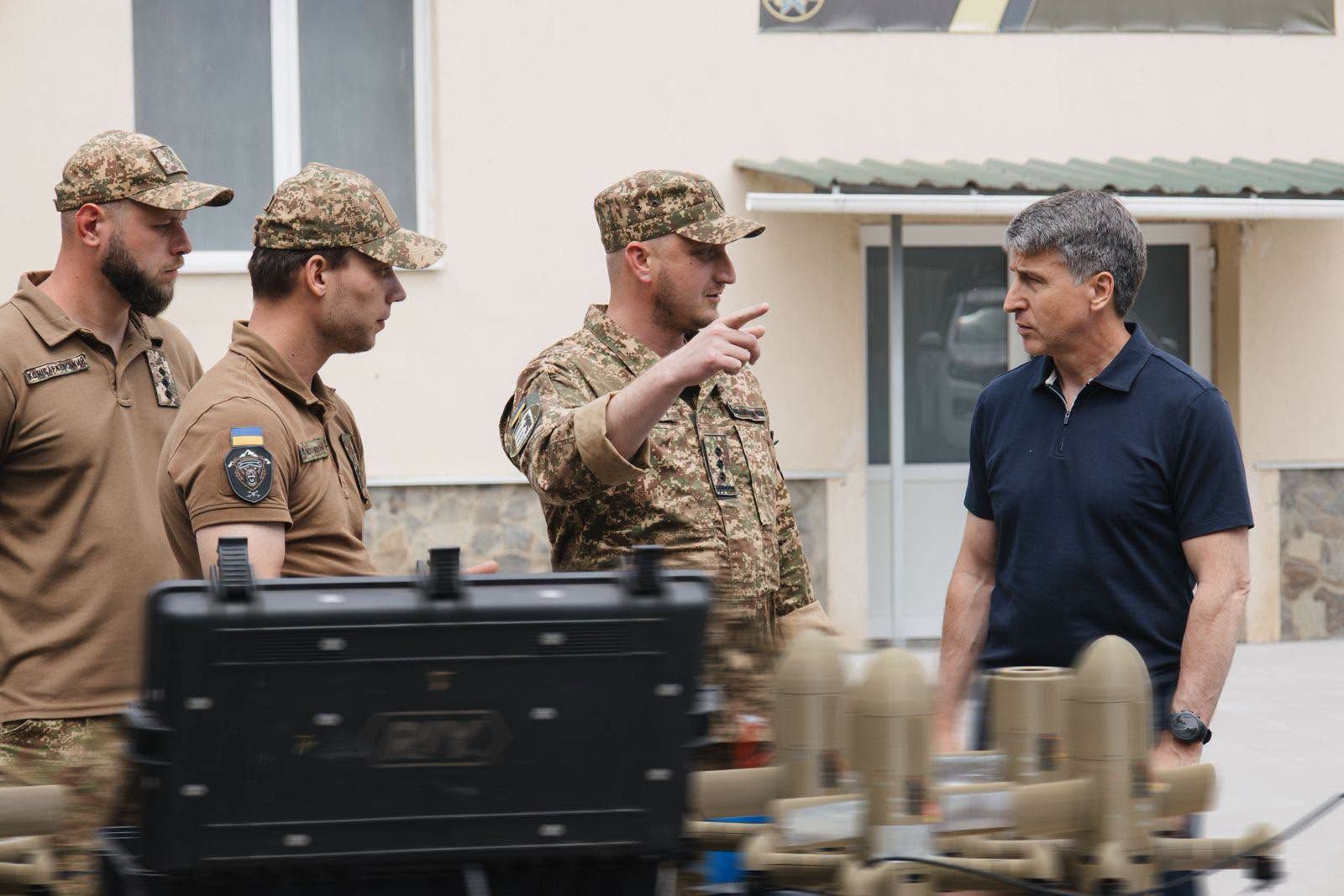 Голова ОВА передав партію спецобладнання закарпатським нацгвардійцям