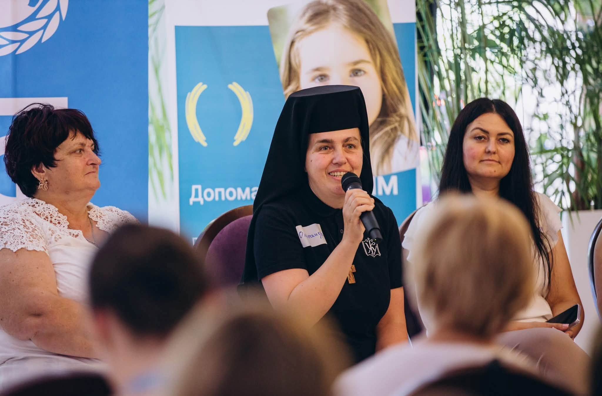 У Мукачеві відбувся захід «Жива книга: відверті історії турботи про дітей»