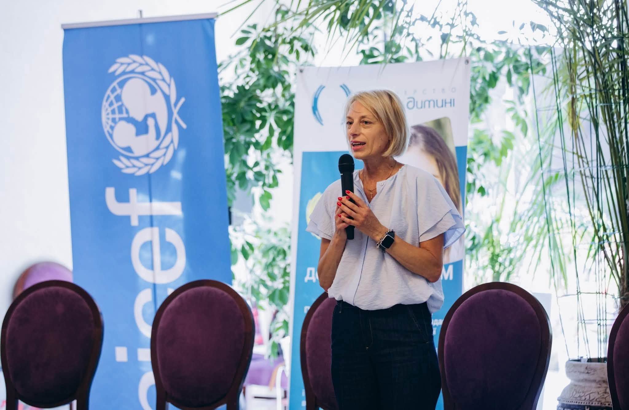 У Мукачеві відбувся захід «Жива книга: відверті історії турботи про дітей»