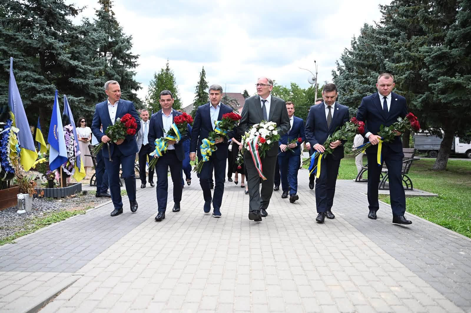 Представники України та угорської делегації взяли участь у меморіальних заходах в Ужгороді
