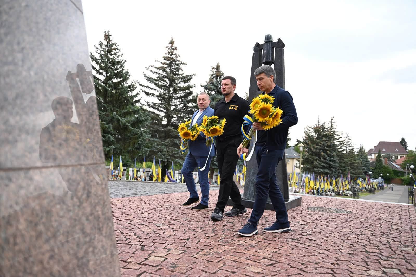 Очільники Закарпаття та Херсонщини вшанували пам'ять воїнів-героїв в Ужгороді