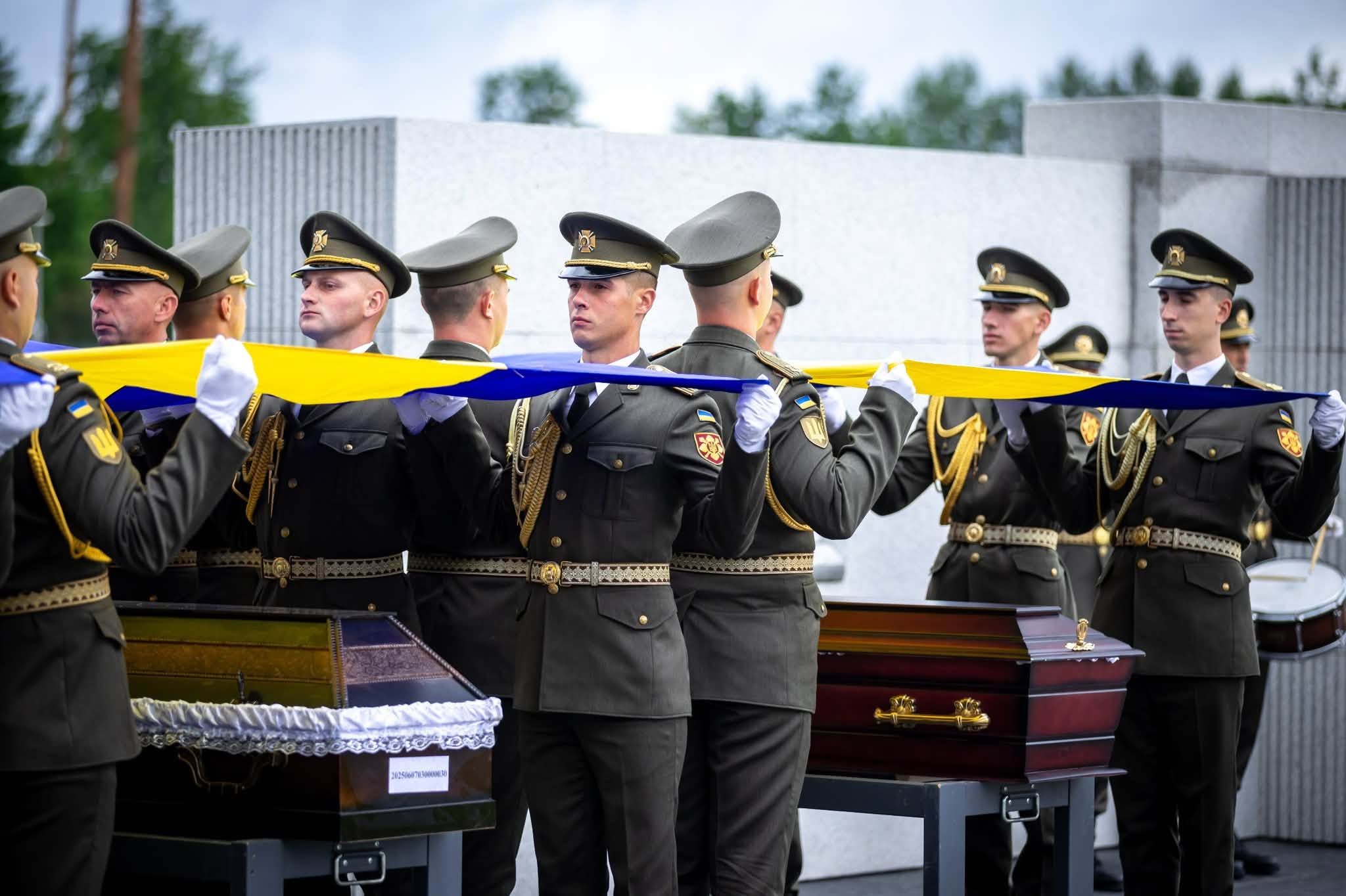 Представники ОВА взяли участь у церемонії поховання п'яти невідомих воїнів на НВМК