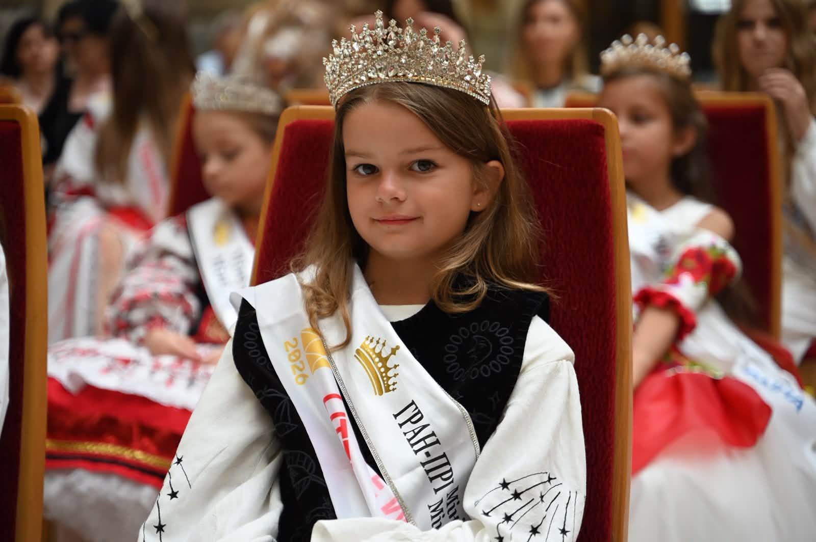Мирослав Білецький відзначив переможців конкурсу «Міні Міс & Міні Містер Закарпаття»