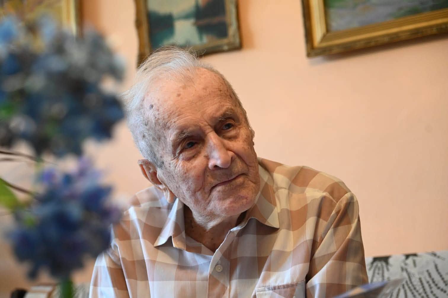 100-річному Борису Гвардіонову вручили нагрудний знак «За розвиток Закарпаття»