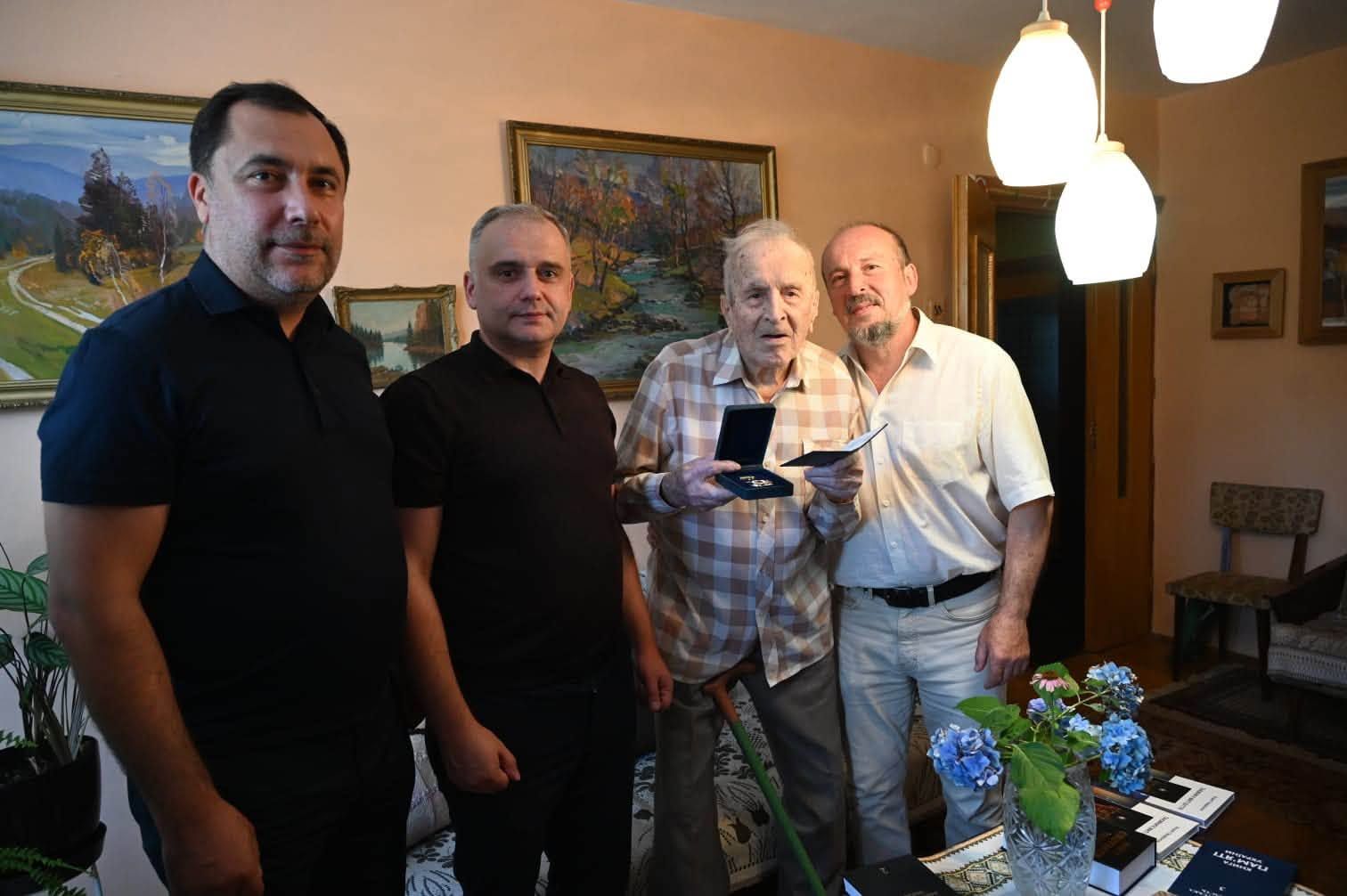 100-річному Борису Гвардіонову вручили нагрудний знак «За розвиток Закарпаття»