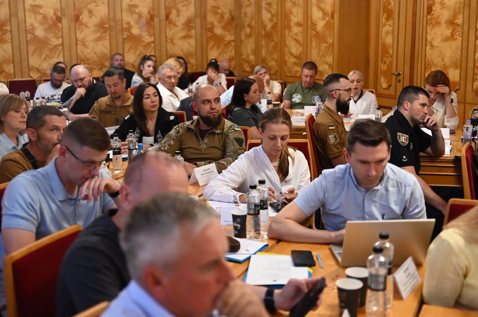 У Закарпатській ОВА обговорили шляхи професійної адаптації та зайнятості ветеранів