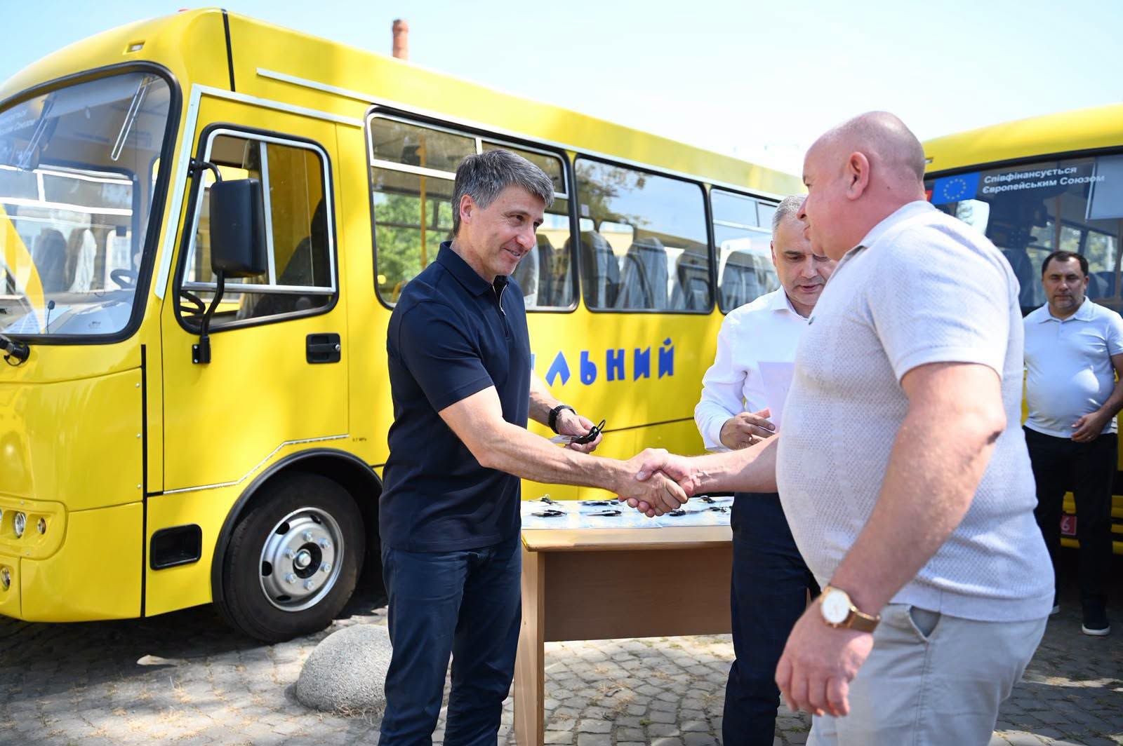 Громади Закарпаття отримали 18 нових шкільних автобусів
