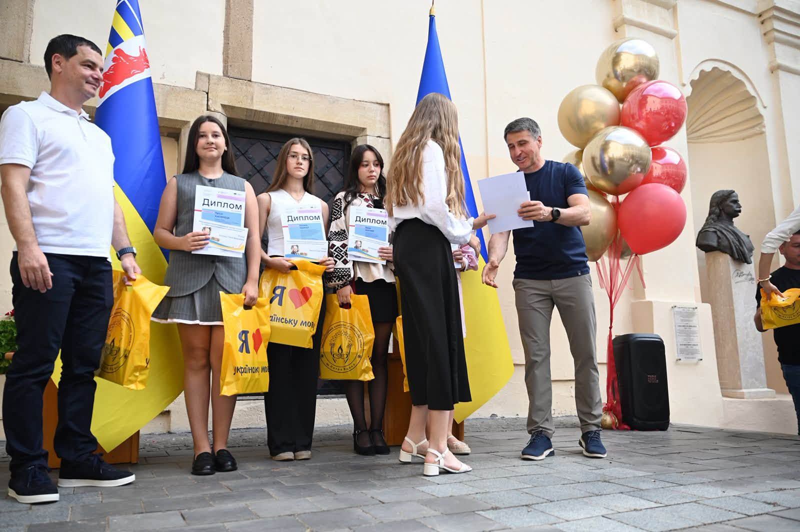 На Закарпатті відзначили майже сотню найуспішніших учнів та 200-бальників НМТ 