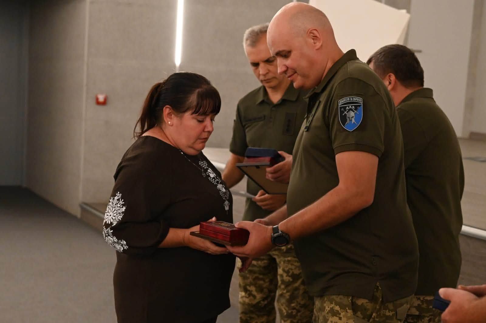 В Ужгороді посмертні відзнаки передали родинам загиблих воїнів 42 ОМБр