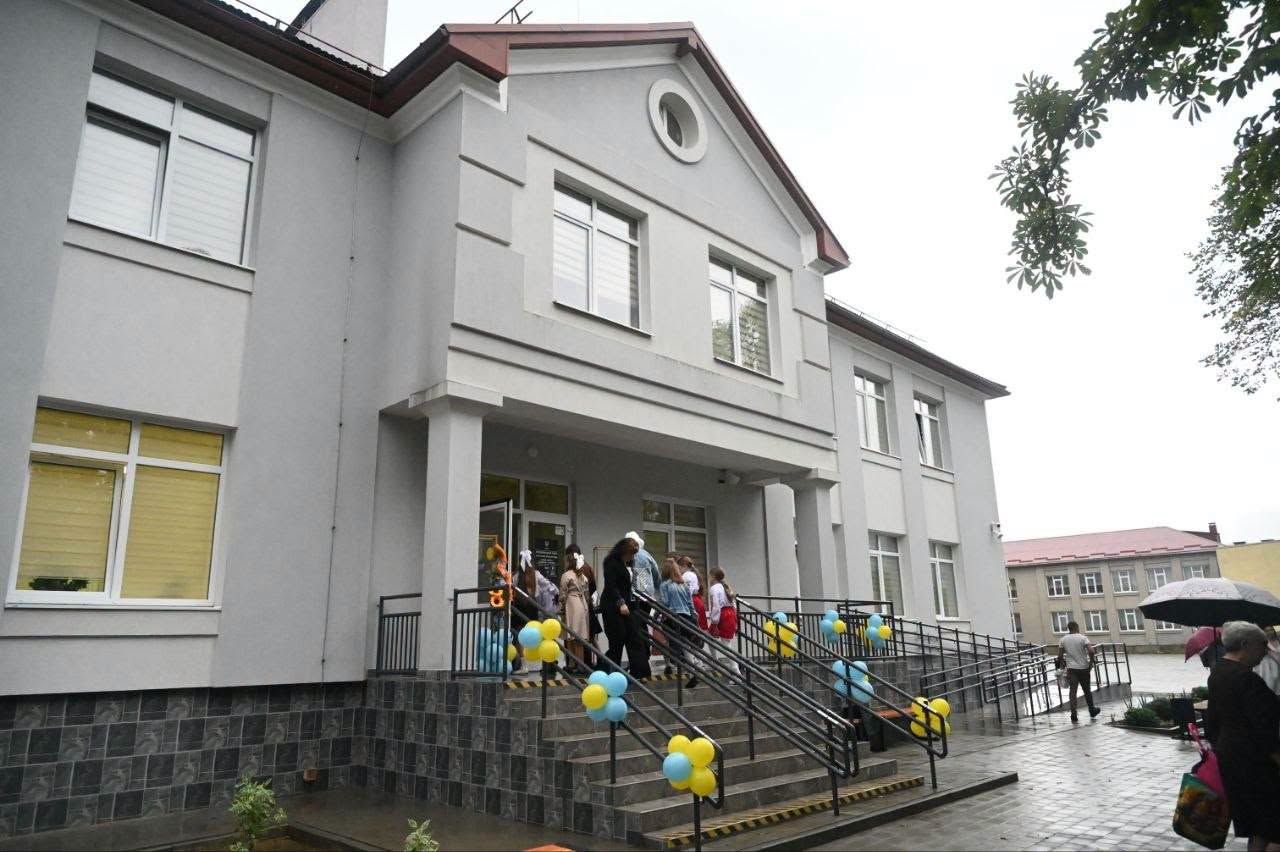 У День знань голова ОВА завітав до рідного Рокосівського ліцею та оглянув новий корпус початкової школи