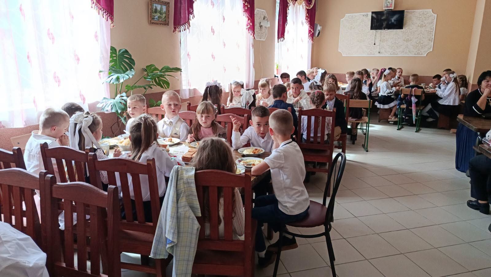 Понад 145 тисяч школярів Закарпаття щодня отримуватимуть гарячі обіди