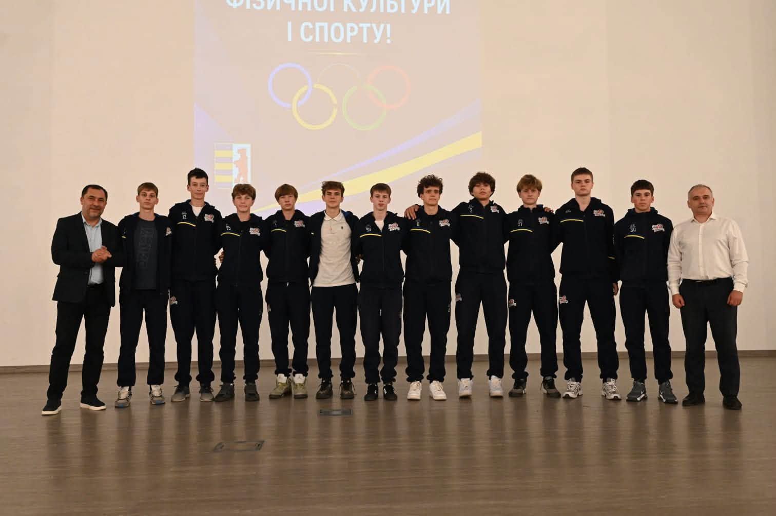 З нагоди Дня фізичної культури і спорту в Ужгороді відзначили представників спортивної спільноти краю
