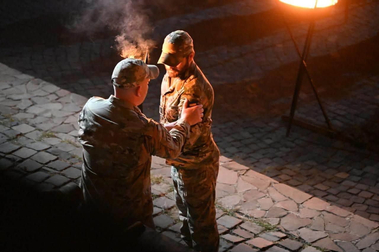 У Мукачівському замку бійці Військової школи імені Євгена Коновальця отримали шеврони та вшанували побратимів