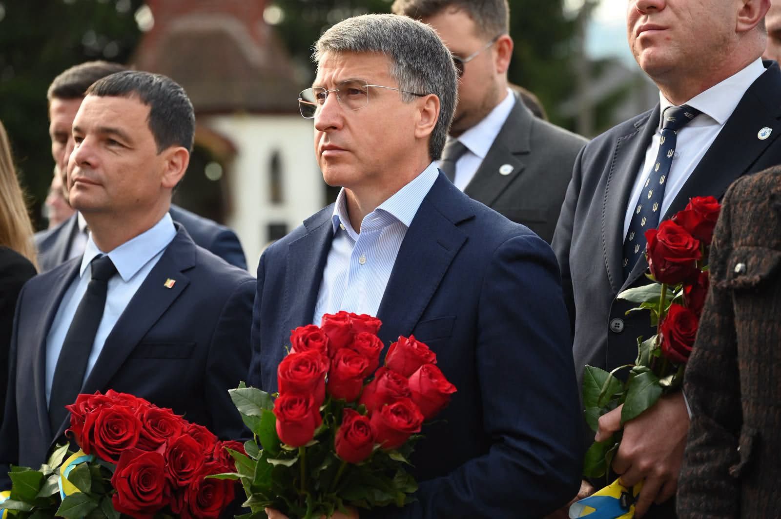 У Сваляві керівництво Закарпаття та омбудсмани України й Угорщини вшанували пам’ять жертв тоталітарного режиму У Сваляві керівництво Закарпаття та омбудсмани України й Угорщини вшанували пам’ять жертв тоталітарного режиму