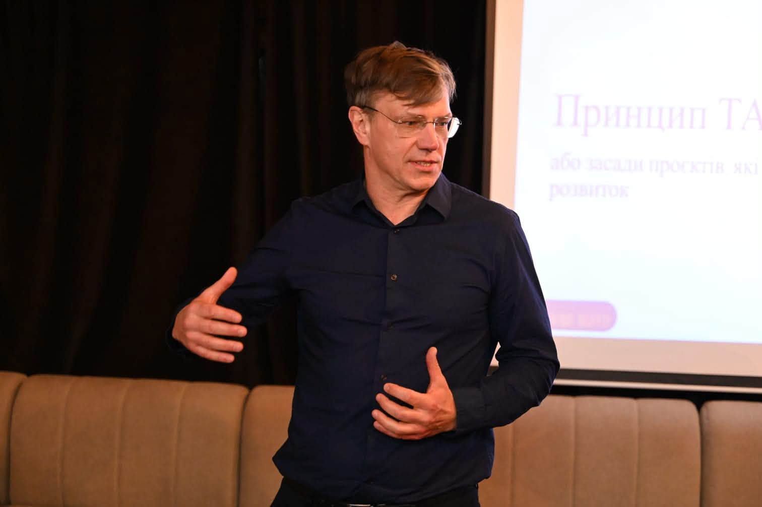 В Ужгороді майже 30 ветеранів та їхніх рідних навчалися перетворювати бізнес-ідеї на стійкі проєкти