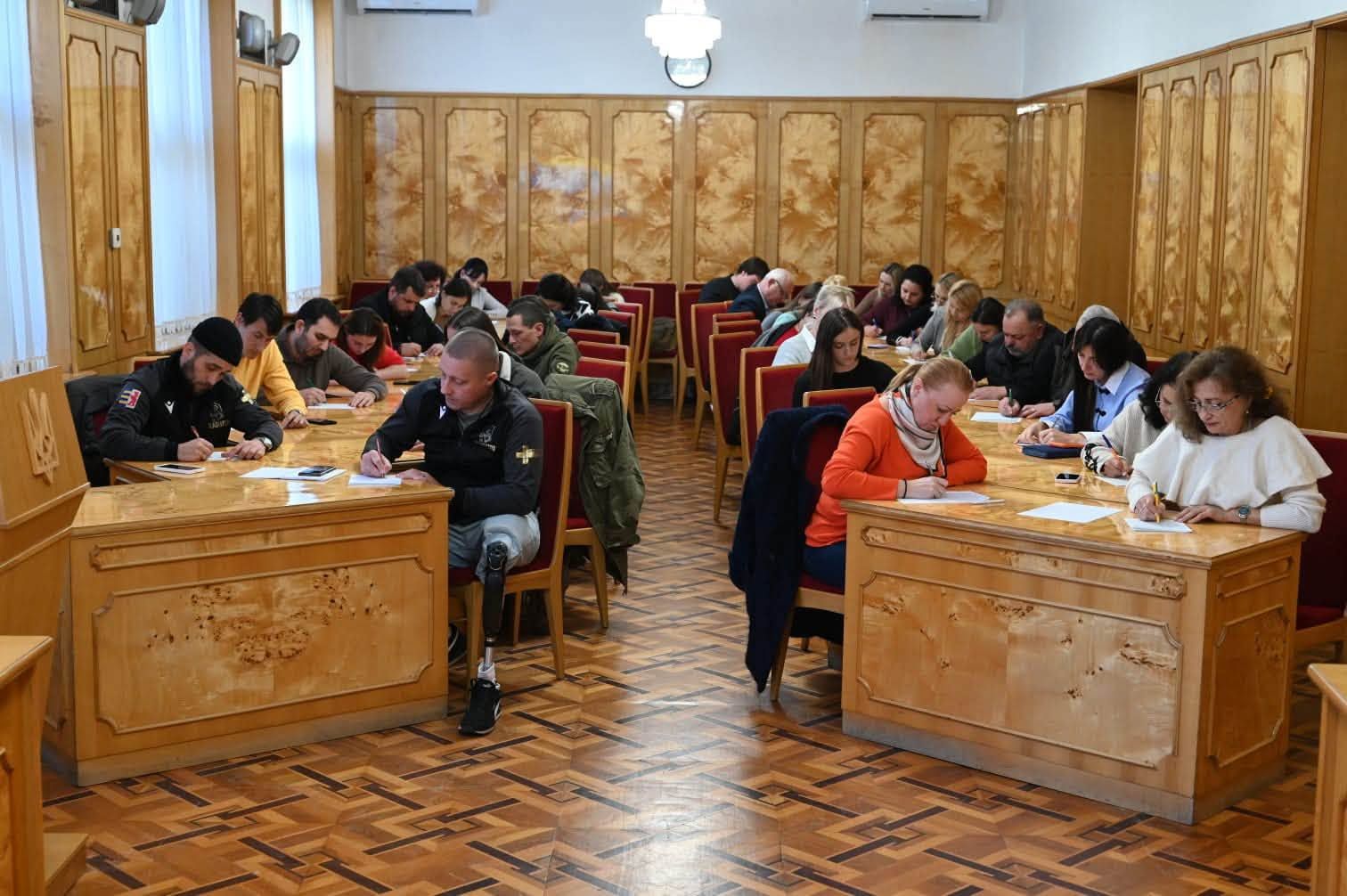 Працівники Закарпатської ОВА разом із ветеранами написали Радіодиктант національної єдності