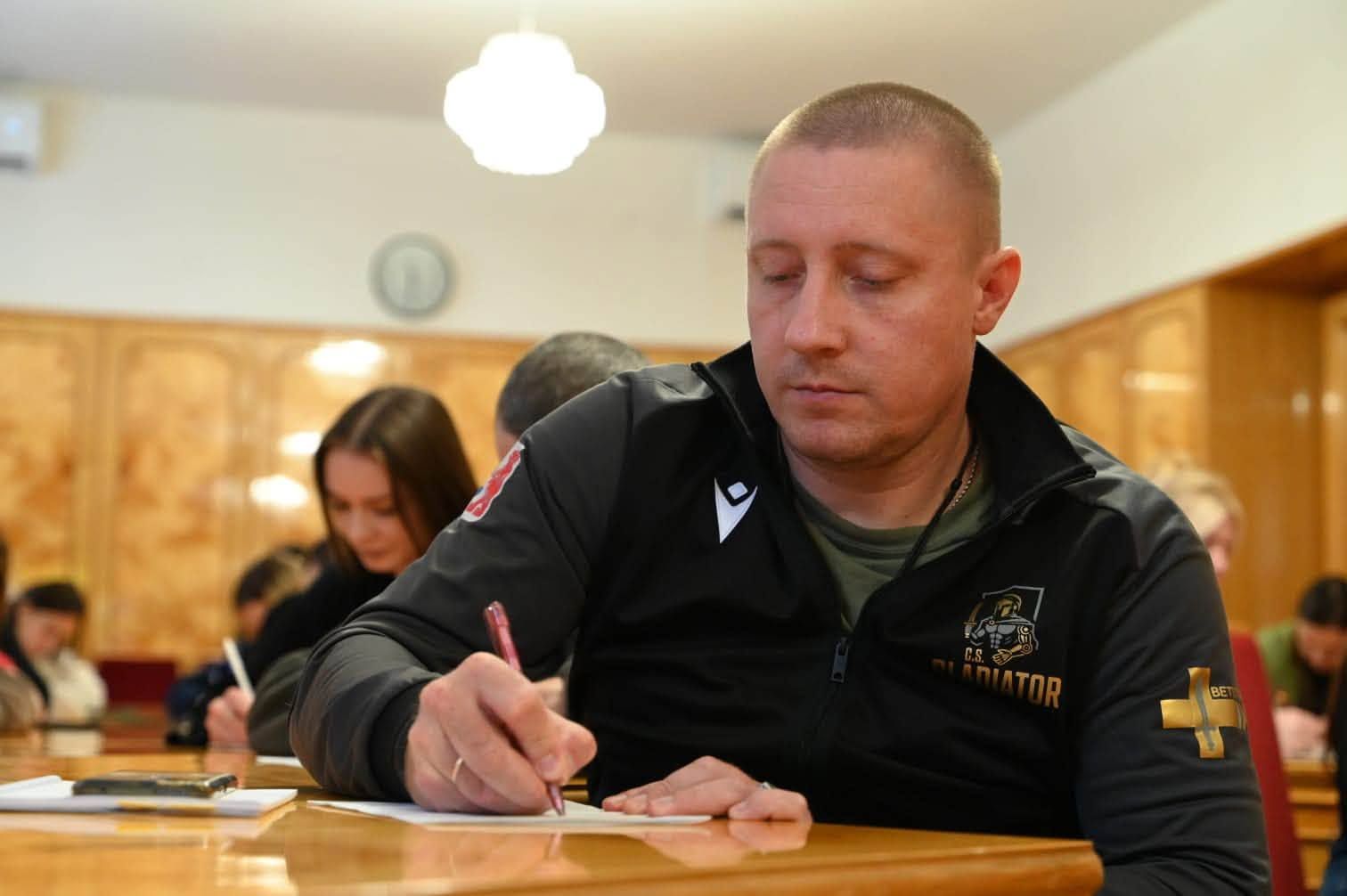 Працівники Закарпатської ОВА разом із ветеранами написали Радіодиктант національної єдності