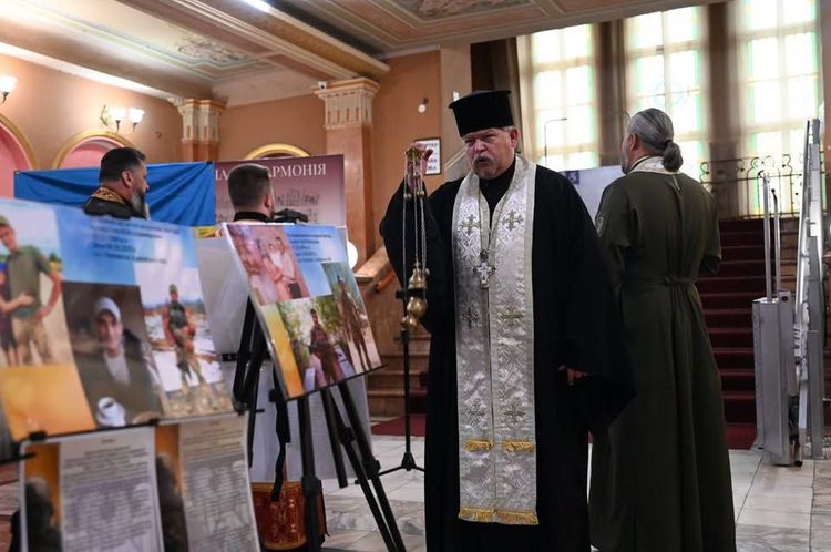 В обласній філармонії пройшла пересувна фотовиставка «Ненароджені для війни»