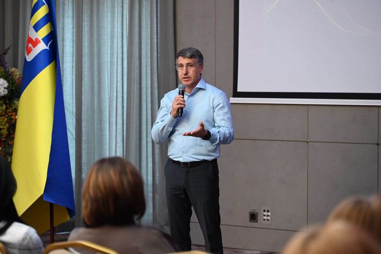 Керівництво краю привітало освітян із професійним святом та вручило високі відзнаки