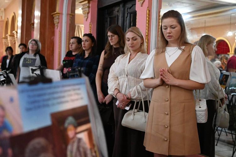 В обласній філармонії пройшла пересувна фотовиставка «Ненароджені для війни»