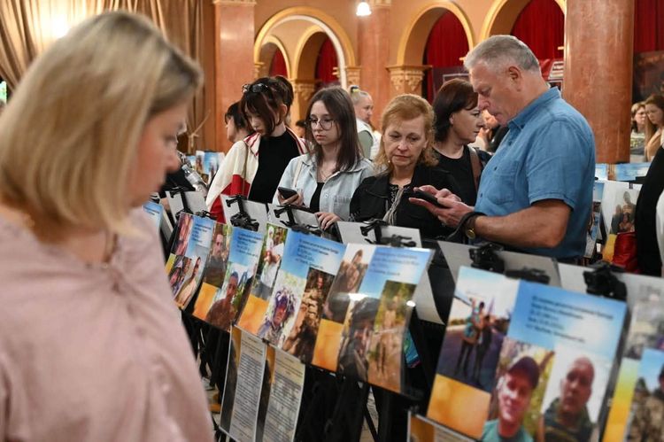 В обласній філармонії пройшла пересувна фотовиставка «Ненароджені для війни»