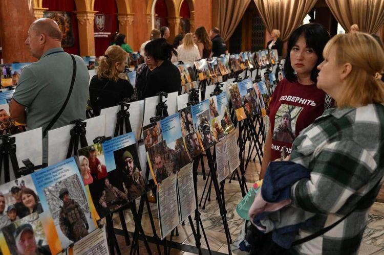 В обласній філармонії пройшла пересувна фотовиставка «Ненароджені для війни»