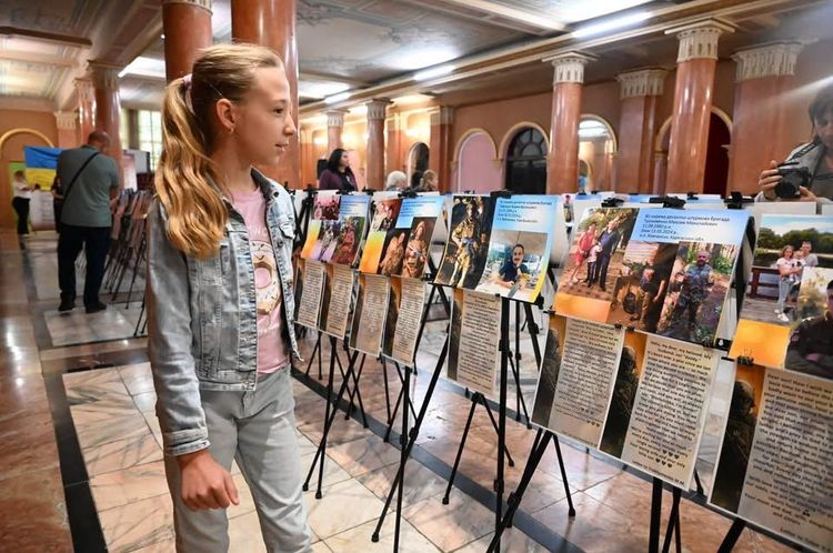 В обласній філармонії пройшла пересувна фотовиставка «Ненароджені для війни»