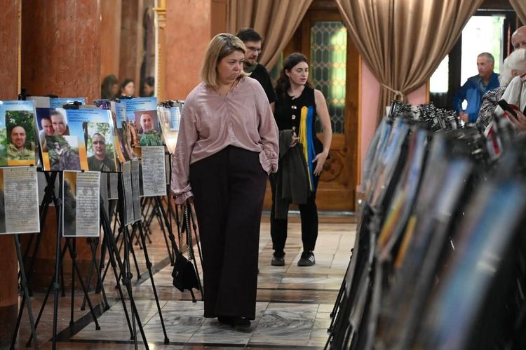 В обласній філармонії пройшла пересувна фотовиставка «Ненароджені для війни»