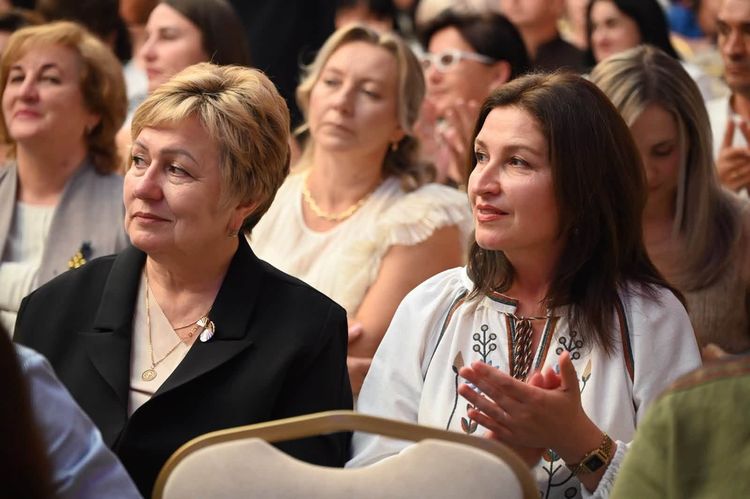 Керівництво краю привітало освітян із професійним святом та вручило високі відзнаки